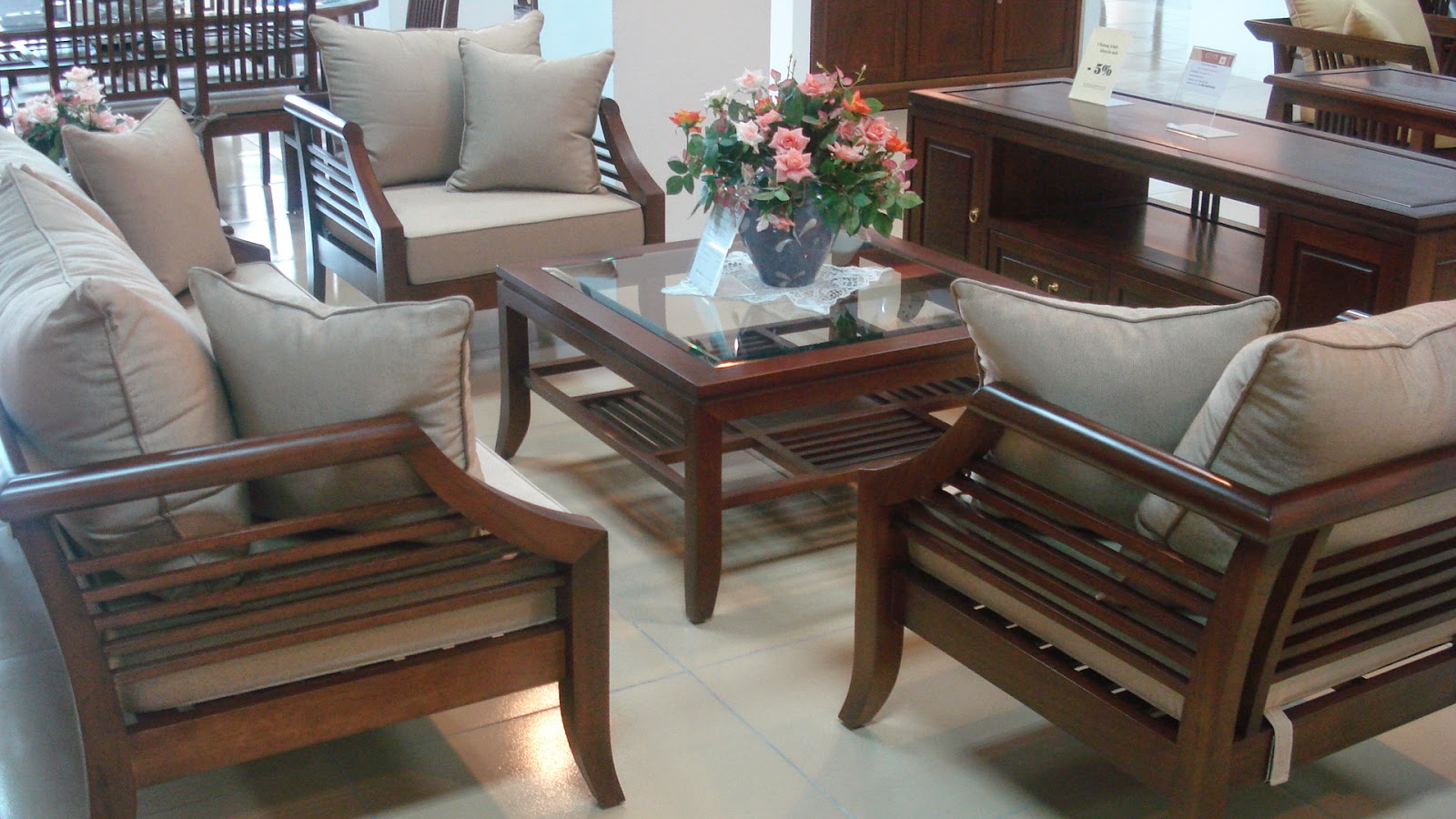 Hàng trăm mẫu bàn ghế gỗ cũ đủ mọi kiểu dáng đang đợi bạn lựa chọn