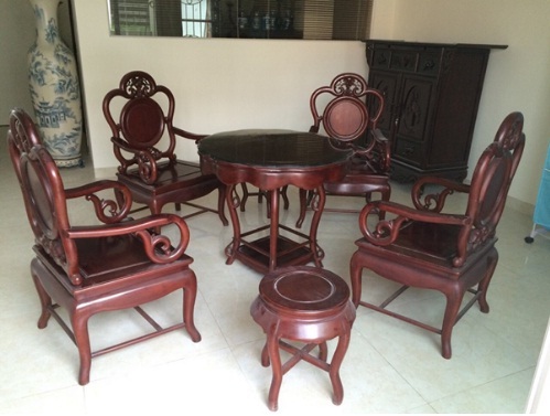 Vai trò quan trọng của bàn ghế gỗ cũ trong phòng khách