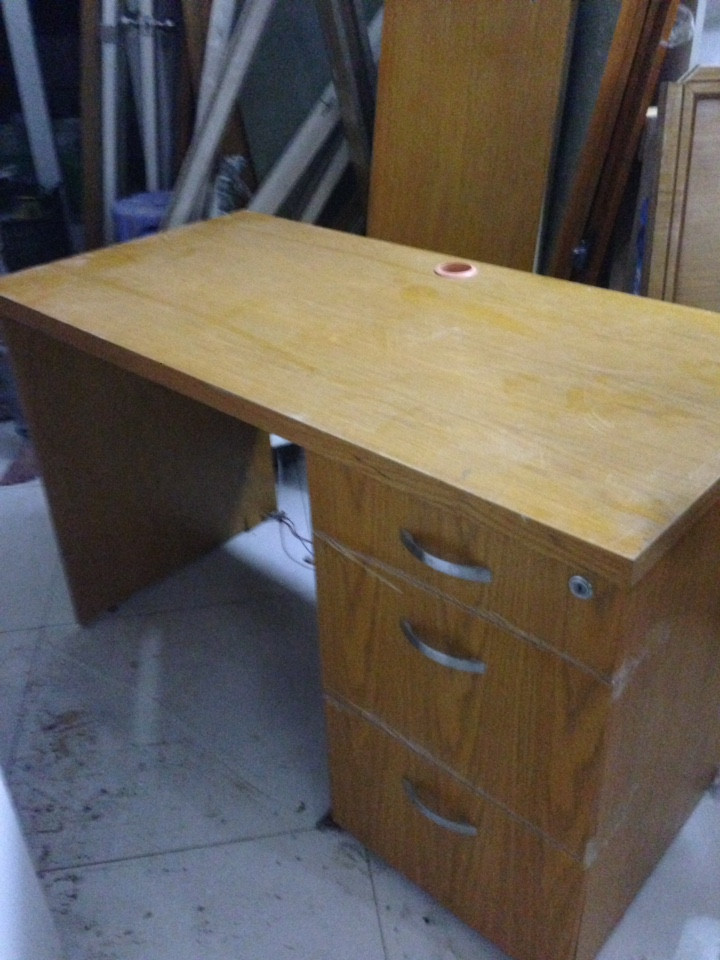 Mẫu bàn văn phòng cũ thanh lý giá rẻ, chất lượng