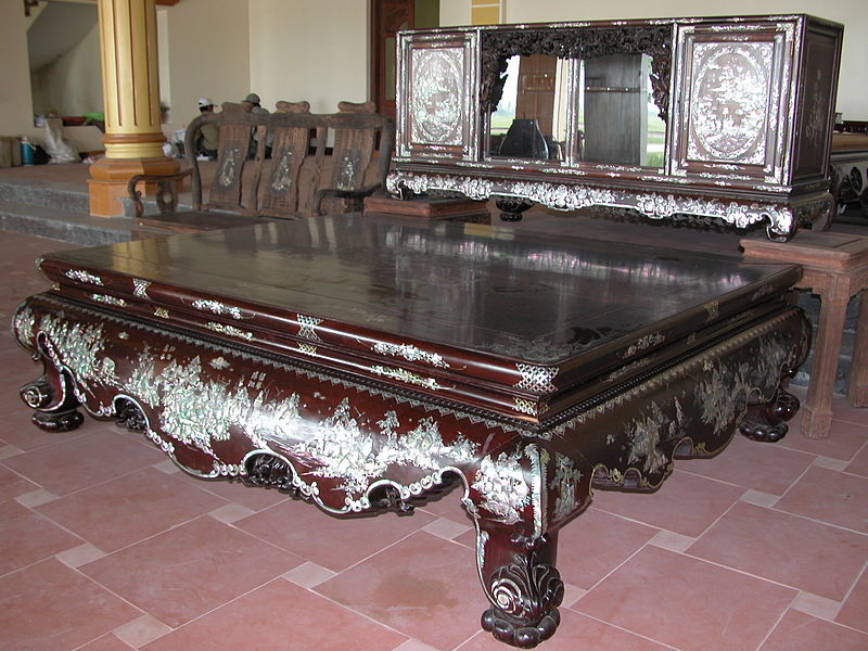 Giường ngủ gỗ xưa khảm trai độc đáo