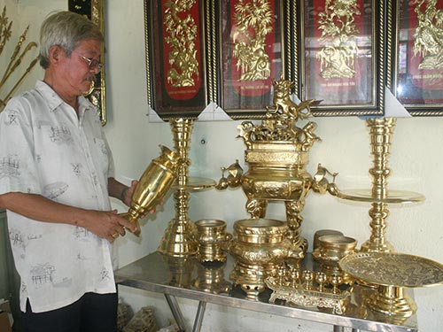 Lư đồng là vật thờ cúng linh thiêng được xem trọng nhất