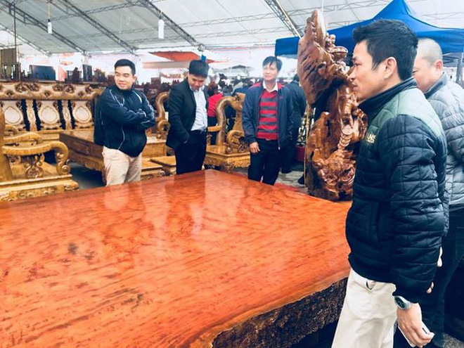 Nhiều người tỏ ra thích thú với chiếc sập gỗ này