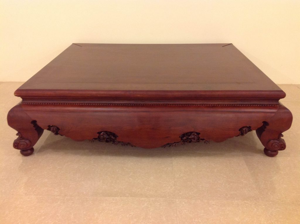 Sập gỗ gụ cổ có màu đỏ nâu hoặc nâu thẫm