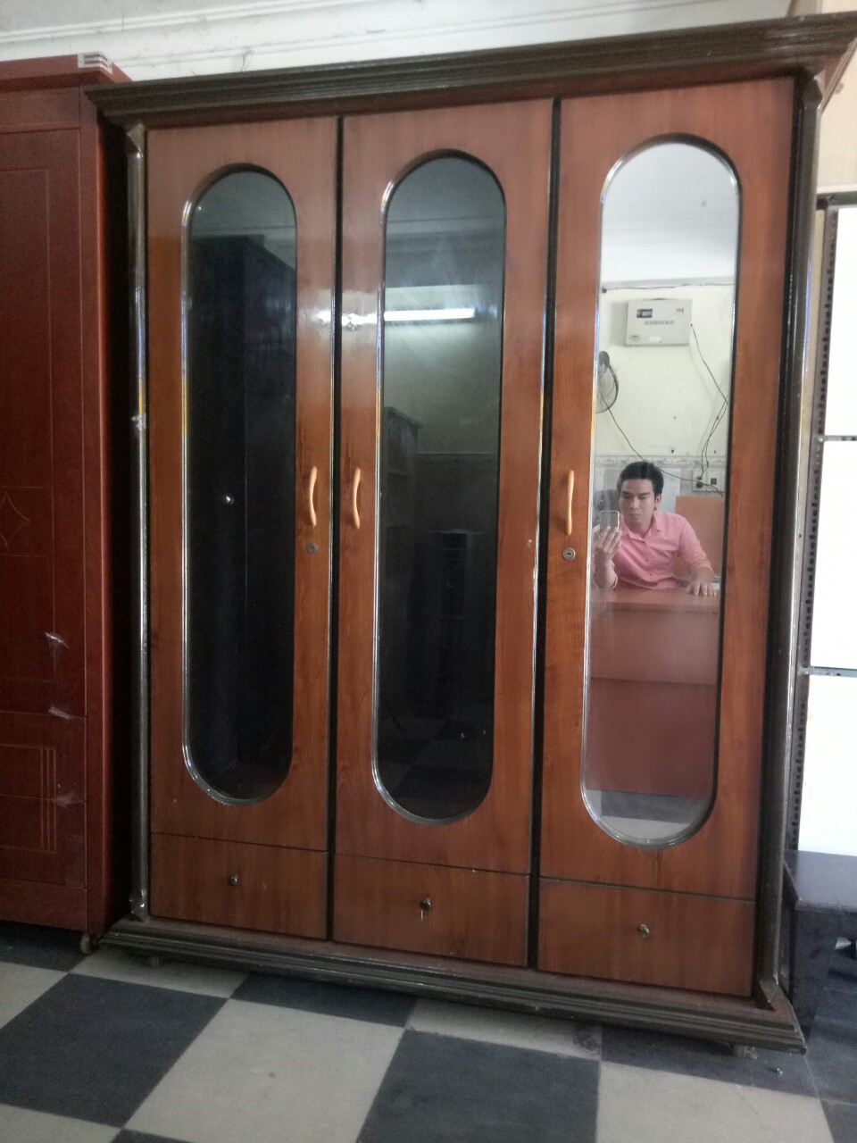 Giá thành rẻ là ưu điểm lớn nhất của tủ quần áo gỗ cũ